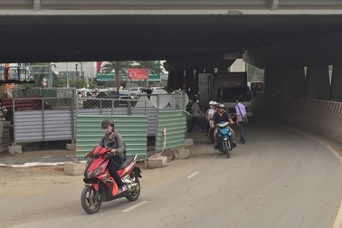 Tránh “lô cốt” giữa đường, người phụ nữ bị xe bồn cán chết