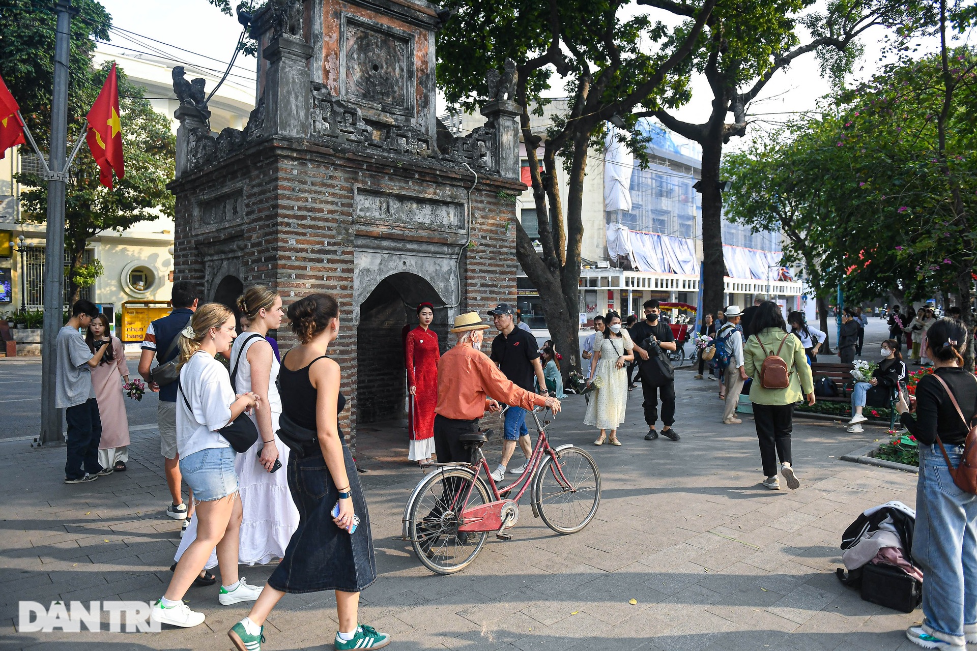 Hàng trăm nàng thơ xúng xính áo dài, chụp ảnh đông kín hồ Gươm - 4 Hàng trăm nàng thơ xúng xính áo dài, chụp ảnh đông kín hồ Gươm - 4