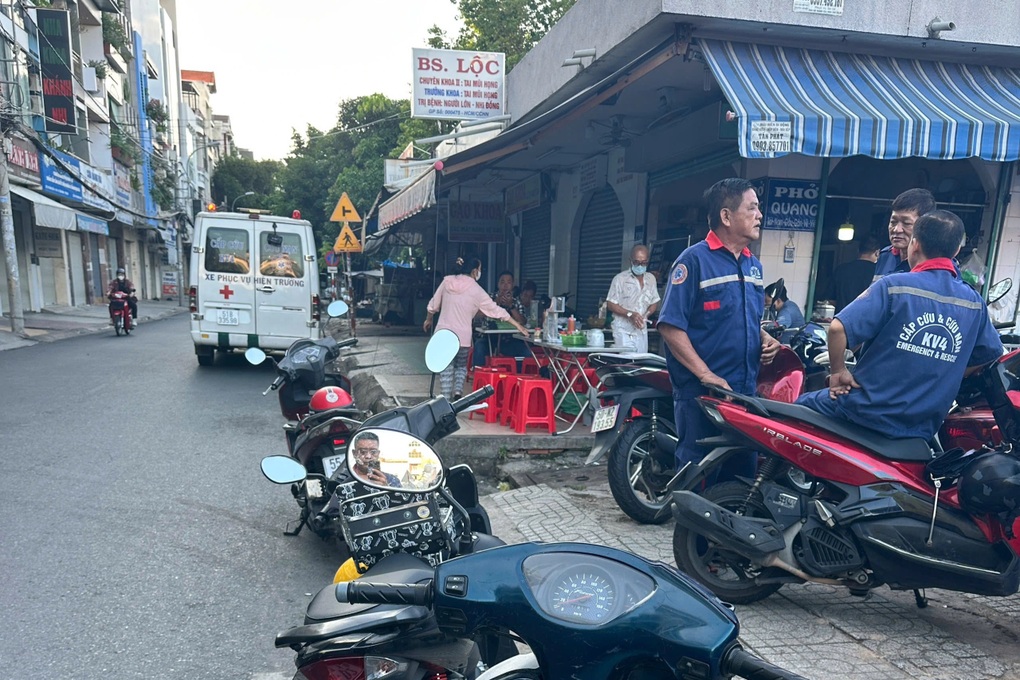 Tài xế xe ôm tử vong trong khu chợ ở TPHCM - 1