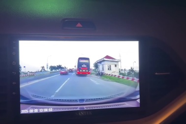 Xe tải vượt ẩu, va quệt với xe khác rồi bỏ đi