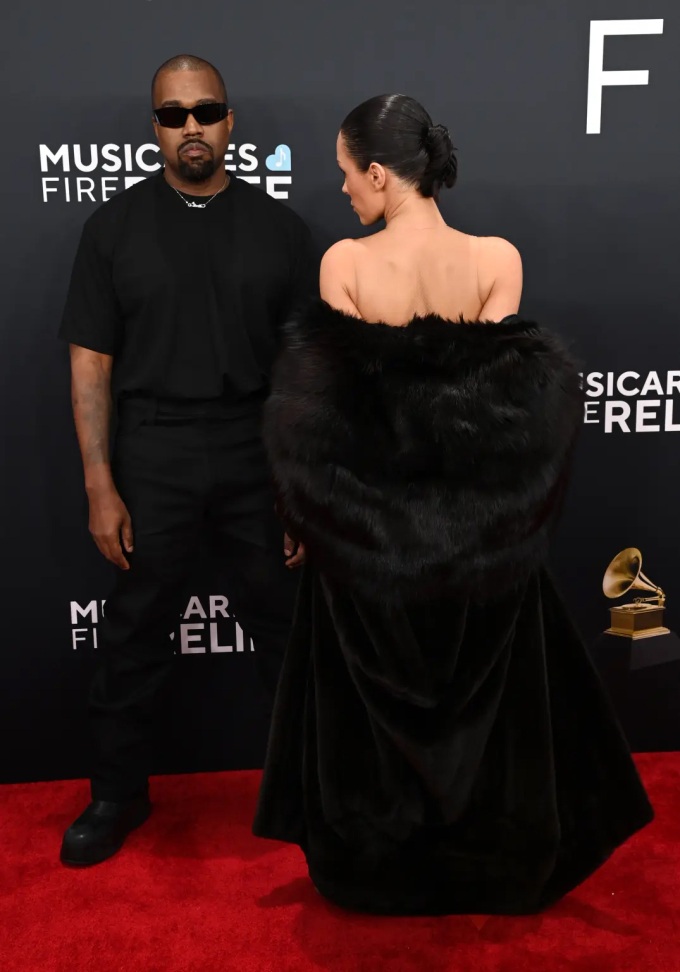 Ehefrau wurde verspottet, weil sie sich nackt anzog, Kanye West nennt es immer noch Kunst - 2 Vợ bị chê cười vì mặc như khỏa thân, Kanye West vẫn gọi đó là nghệ thuật - 2