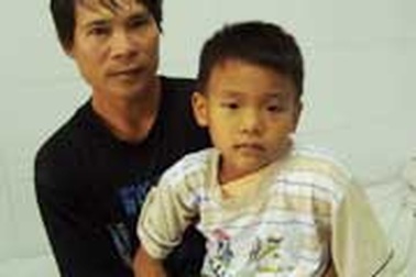 Cháu bé 6 tuổi bị gấu cắn đứt tay