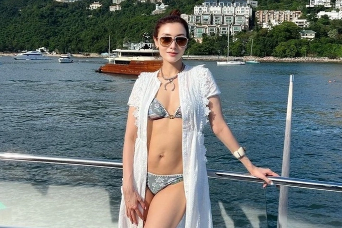 Hoa hậu đẹp nhất làng giải trí Hong Kong trẻ trung và giàu có ở tuổi 54 - 2