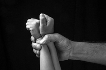 TPHCM: Bé gái 6 tuổi nghi bị kẻ lạ kéo vào nhà vệ sinh trường học xâm hại