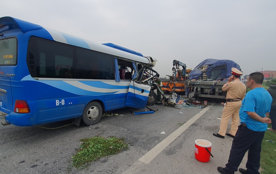 2 người tử nạn, 20 người bị thương: Tai họa giáng xuống trên đường đi lễ - 1 2 người tử nạn, 20 người bị thương: Tai họa giáng xuống trên đường đi lễ - 1