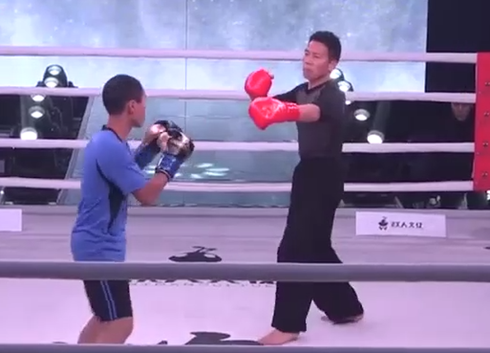 Hậu duệ Hàng long thập bát chưởng hạ đối thủ ở trận đấu như tấu hài - 1 Hậu duệ Hàng long thập bát chưởng hạ đối thủ ở trận đấu như tấu hài - 1