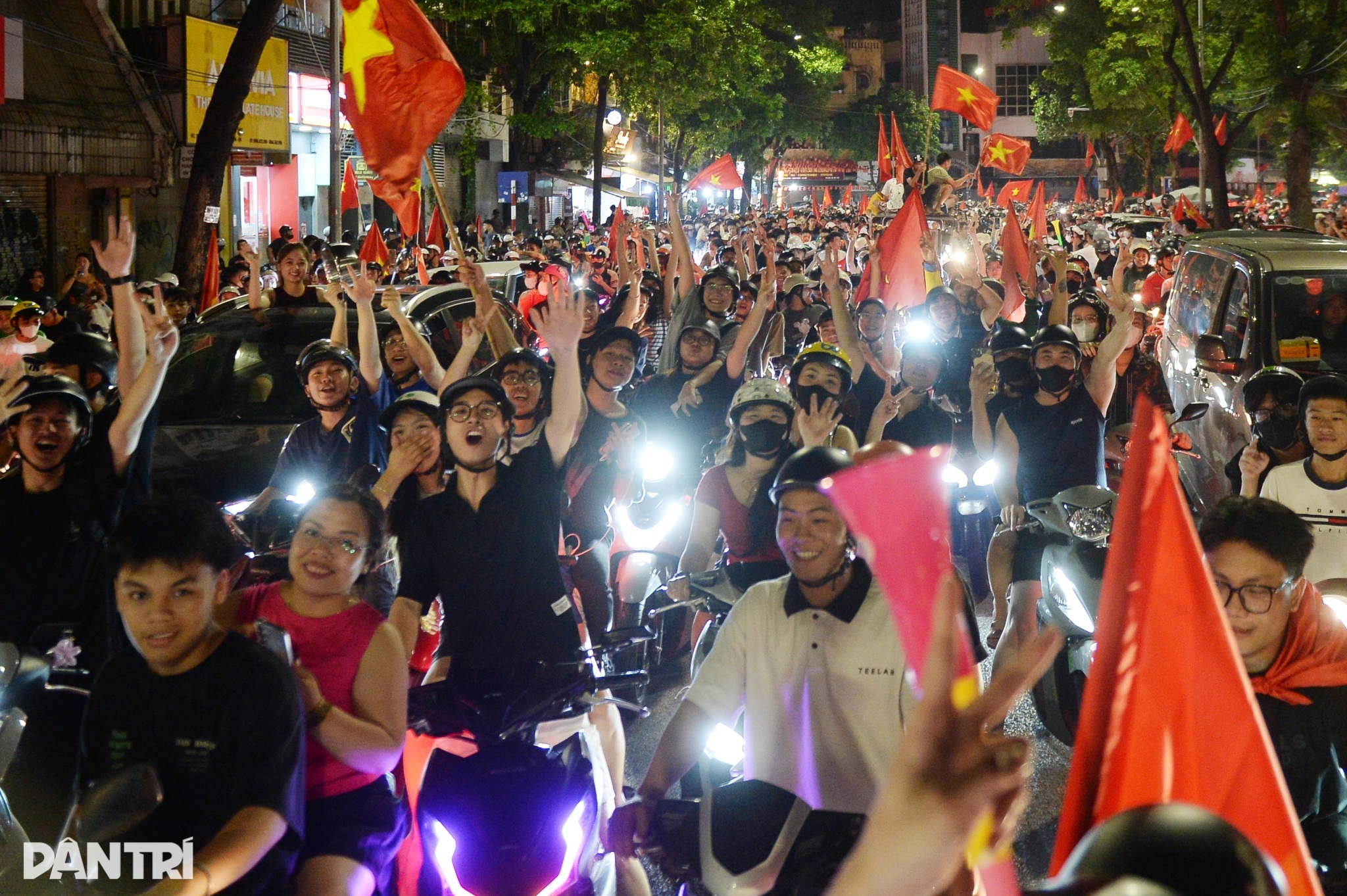 Biển người đỏ rực, Hà Nội không ngủ ăn mừng U23 vô địch Đông Nam Á - 4