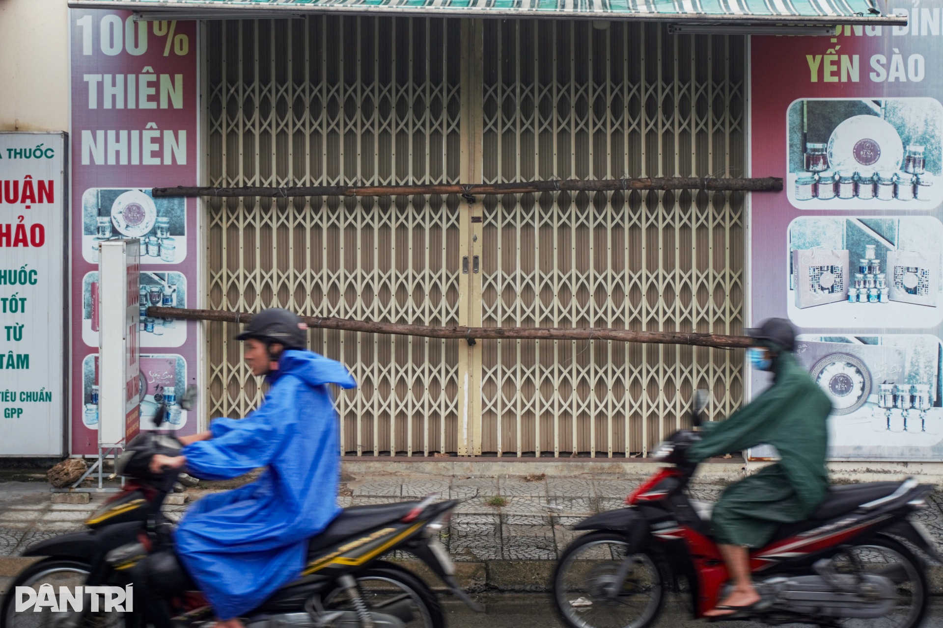 Nơi tất bật phòng chống, chỗ vẫn tắm biển khi bão Fengshen đang tiến gần - 9 Nơi tất bật phòng chống, chỗ vẫn tắm biển khi bão Fengshen đang tiến gần - 9