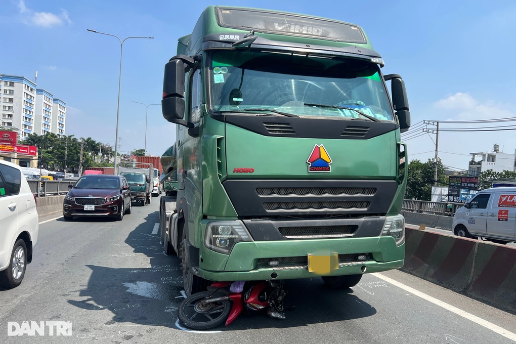 Công an tìm camera hành trình vụ tai nạn làm một người tử vong ở TPHCM - 1 Công an tìm camera hành trình vụ tai nạn làm một người tử vong ở TPHCM - 1