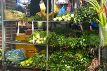 Rau xanh tại Hà Nội vẫn đắt đỏ sau bão, người mua than giá cao ngang thịt