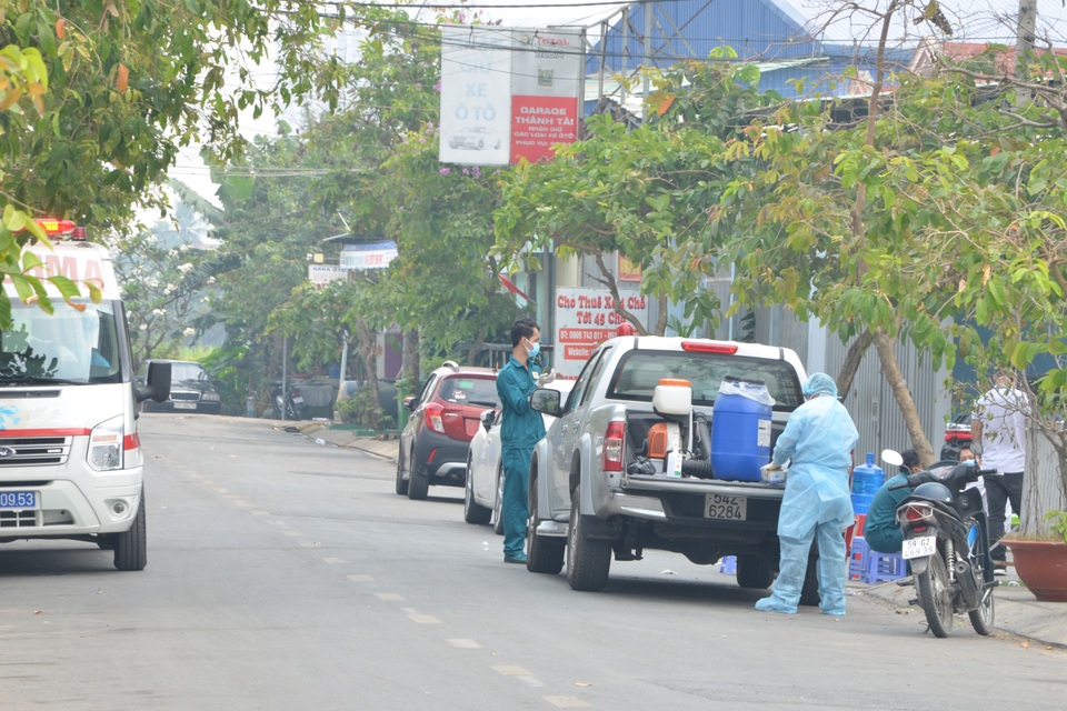 Cận cảnh phong tỏa nơi ở của 4 nhân viên sân bay Tân Sơn Nhất mắc Covid-19 - 5 Cận cảnh phong tỏa nơi ở của 4 nhân viên sân bay Tân Sơn Nhất mắc Covid-19 - 5