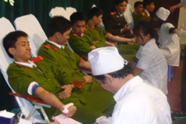 400 công an Nghệ An tham gia hiến máu nhân đạo