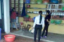 Tạm đình chỉ hiệu trưởng dọa học sinh cho vào máy nhổ lông gà