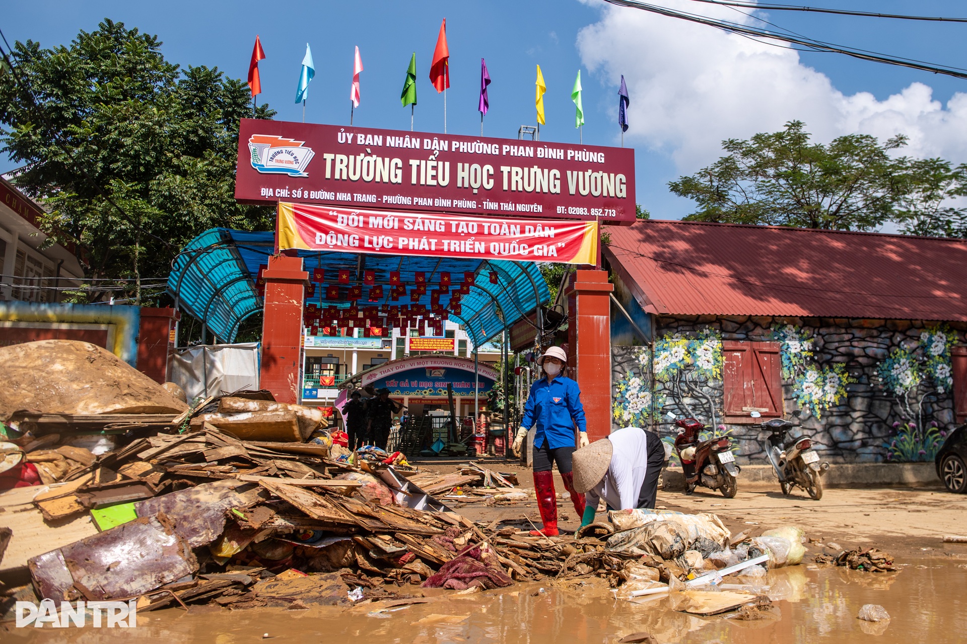ថៃ ង្វៀន៖ សាលារៀនលិចក្នុងភក់ បន្ទាប់ពីទឹកជំនន់ - ២ Thái nguyên: Trường lớp ngập trong bùn lũ sau khi nước rút - 2