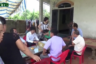 Trao quà nhân ái đến mẹ con cháu bé Trần Đức Phát