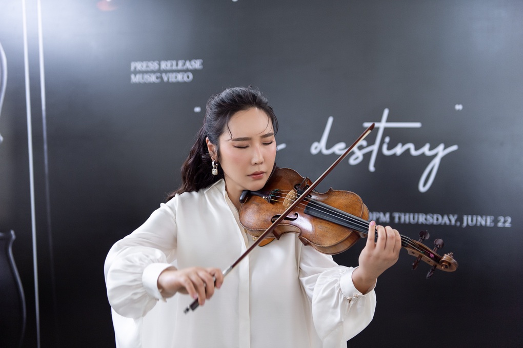 Trương Ngọc Ánh mặc gợi cảm, xúc động khi gặp nghệ sĩ violin Hàn Quốc - 2 Trương Ngọc Ánh mặc gợi cảm, xúc động khi gặp nghệ sĩ violin Hàn Quốc - 2