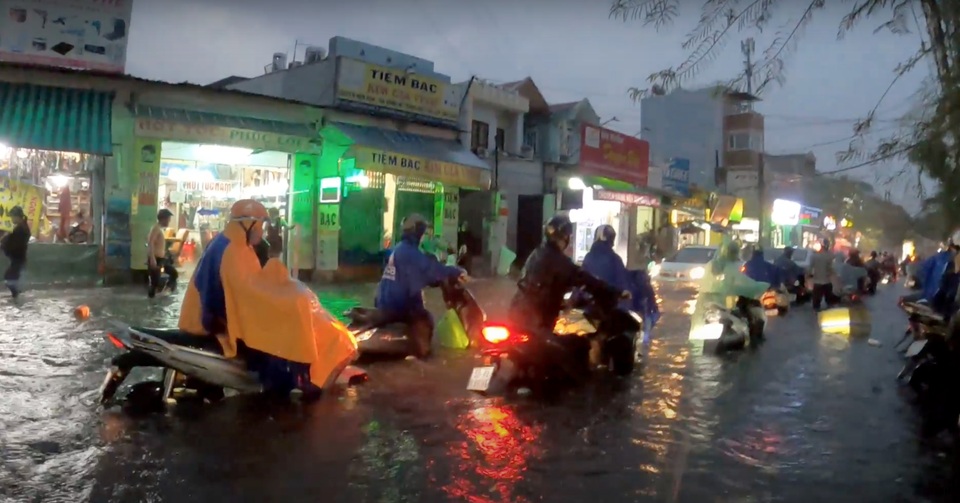 TPHCM: Phố xá thành sông sau cơn mưa, người dân bì bõm dong xe về nhà - 5 TPHCM: Phố xá thành sông sau cơn mưa, người dân bì bõm dong xe về nhà - 5