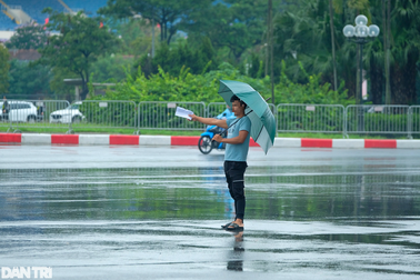 Vé trận chung kết giảm sâu, "phe" đội mưa đi xả hàng