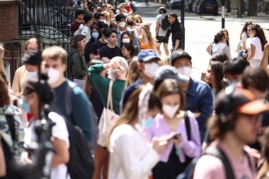 Anh bất ngờ hủy áp dụng "thẻ xanh vắc xin"