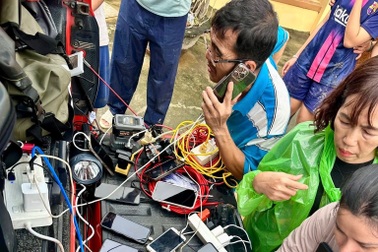 Người đàn ông lái xe từ TPHCM ra Khánh Hoà cho bà con vùng lũ sạc nhờ điện