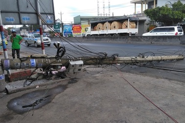 Xe cẩu kéo gãy trụ điện, một nhà dân bị ảnh hưởng