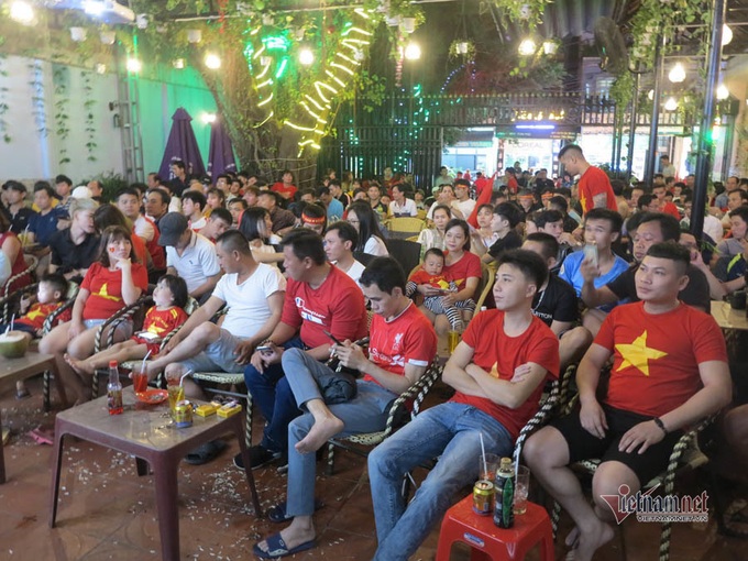 Bố mẹ Tiến Linh phải bưng bê, giữ xe giữa lúc con trai lăn lộn trên sân - Ảnh 3. Bố mẹ Tiến Linh phải bưng bê, giữ xe giữa lúc con trai lăn lộn trên sân - Ảnh 3.