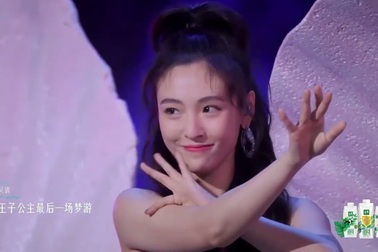 Chi Pu trình diễn "See tình" tại "Đạp gió 2023"