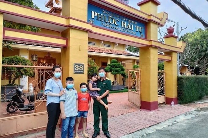 Thiếu tá Nguyễn Trung Kiên - người nhận đỡ đầu cho 3 bé mồ côi vì Covid-19 (Ảnh VietNamNet)