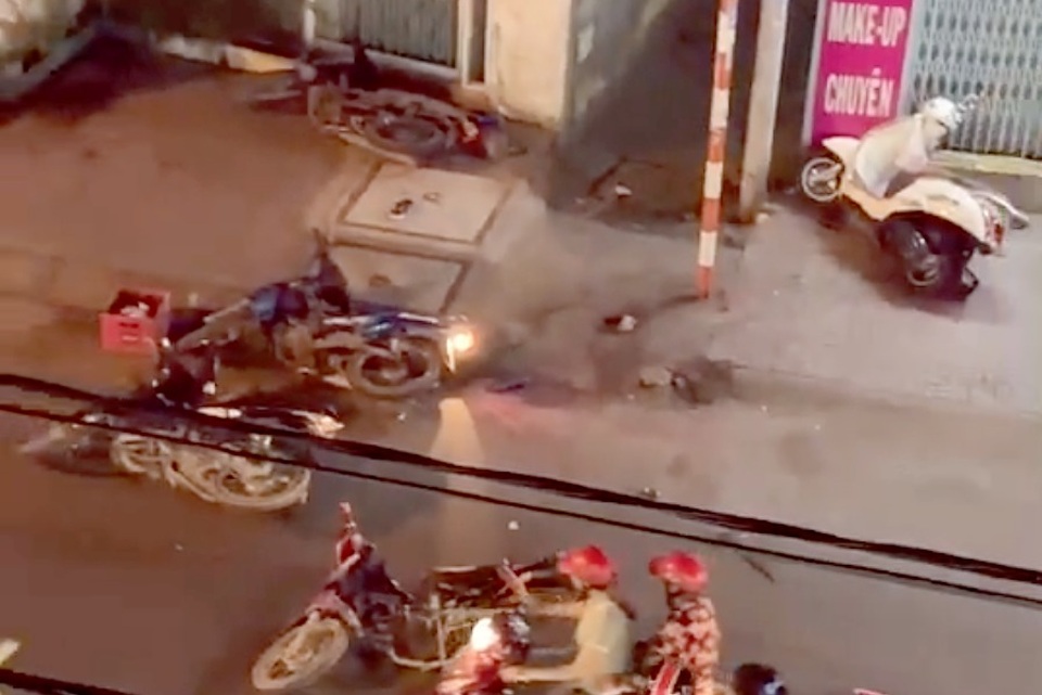 Thanh niên bị truy sát nguy kịch bò vào nhà dân cầu cứu trong đêm - 1 Thanh niên bị truy sát nguy kịch bò vào nhà dân cầu cứu trong đêm - 1