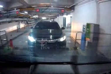 Bám đuôi sát rạt xe trước qua trạm kiểm soát - Bất chấp nguy hiểm để trốn vé