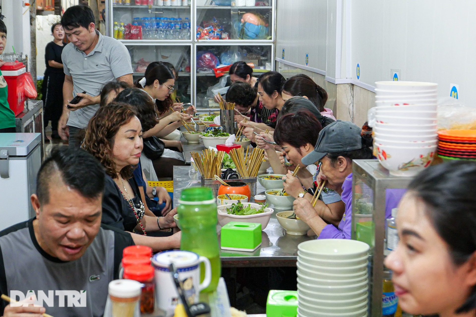 Toát mồ hôi ăn bún ốc một người ngồi, năm người đứng nhìn ở Hà Nội - 10 Toát mồ hôi ăn bún ốc một người ngồi, năm người đứng nhìn ở Hà Nội - 10