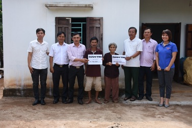 Bạn đọc Dân trí giúp lão mù đi ăn xin nuôi mẹ già 159 triệu đồng