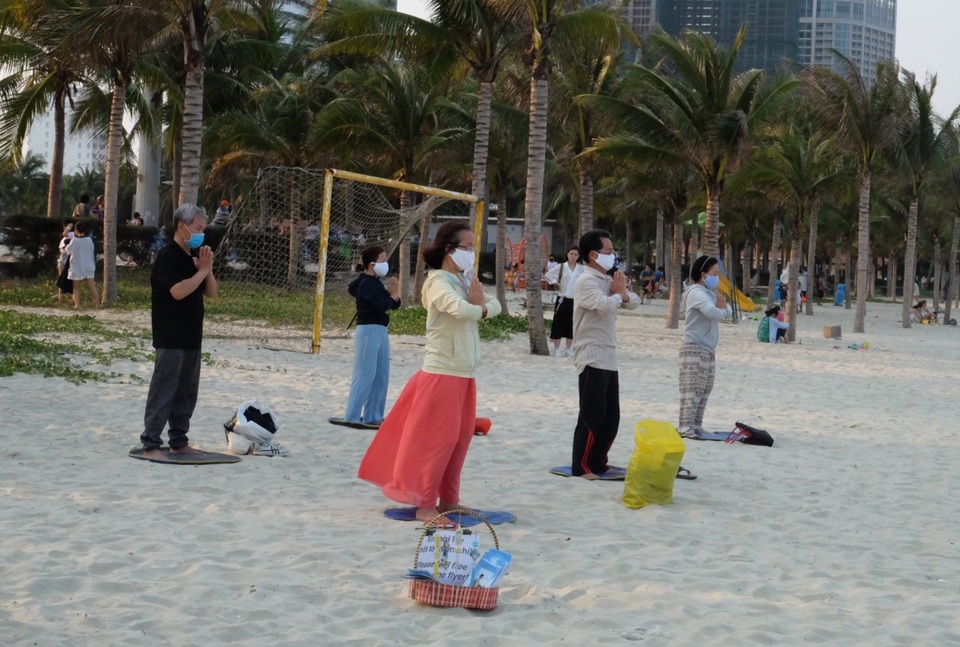 Nhiều tỉnh thành xử phạt người không đeo khẩu trang nơi công cộng - 1 Nhiều tỉnh thành xử phạt người không đeo khẩu trang nơi công cộng - 1