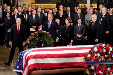 Linh cữu cố Tổng thống Bush quàn dưới mái vòm tòa nhà quốc hội Mỹ