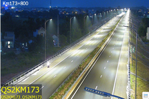 Người dân đi xe máy, xe đạp trên cao tốc Vân Đồn - Móng Cái