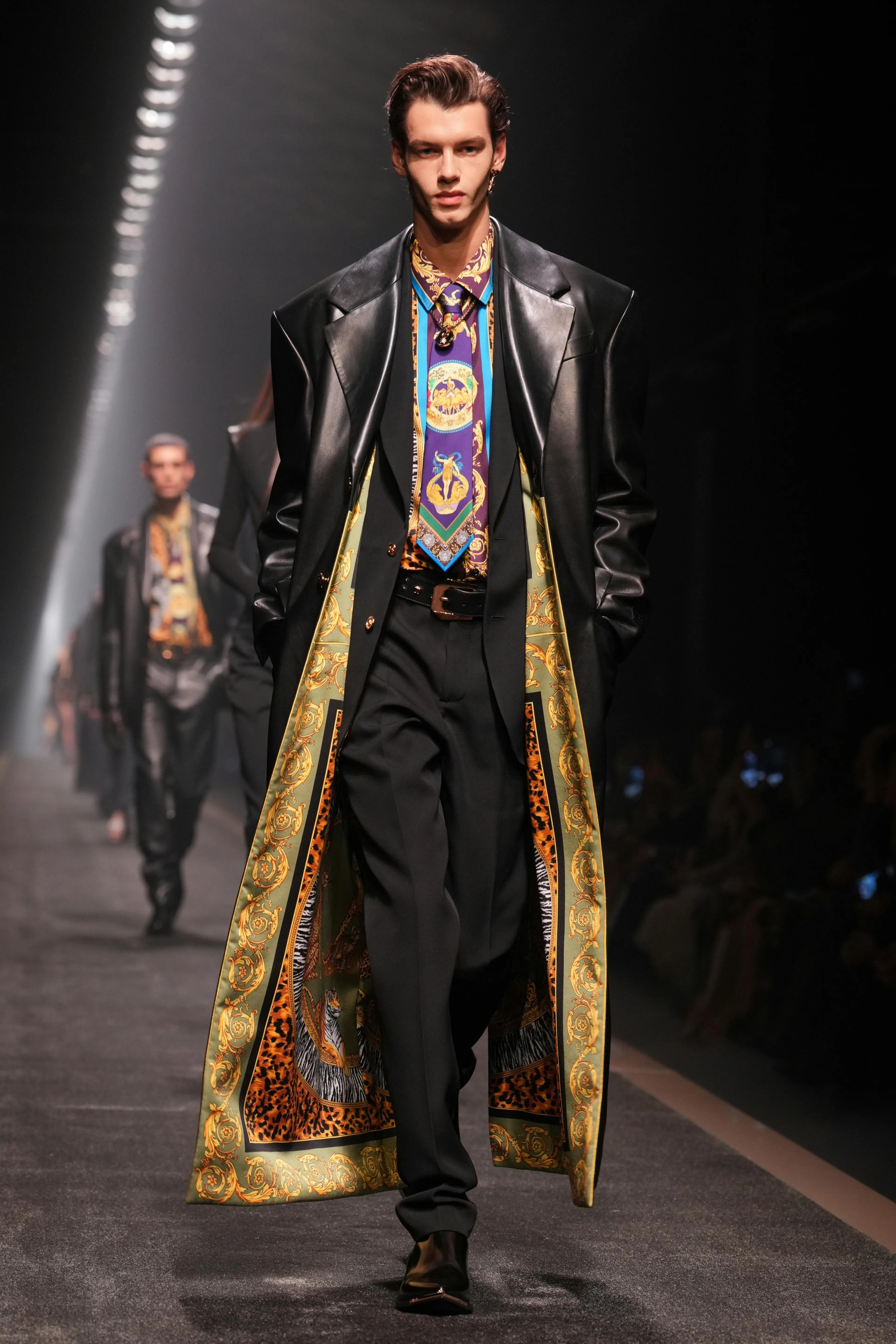 Mỹ nam Hàn Quốc tẩy tóc cá tính, gây náo loạn tại show Versace - 6 Mỹ nam Hàn Quốc tẩy tóc cá tính, gây náo loạn tại show Versace - 6