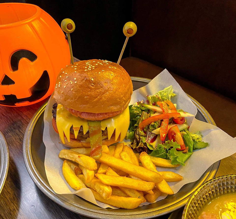 Đồ ăn bàn tay rướm máu, ếch lồi mắt kinh dị cháy hàng mùa Halloween - 1