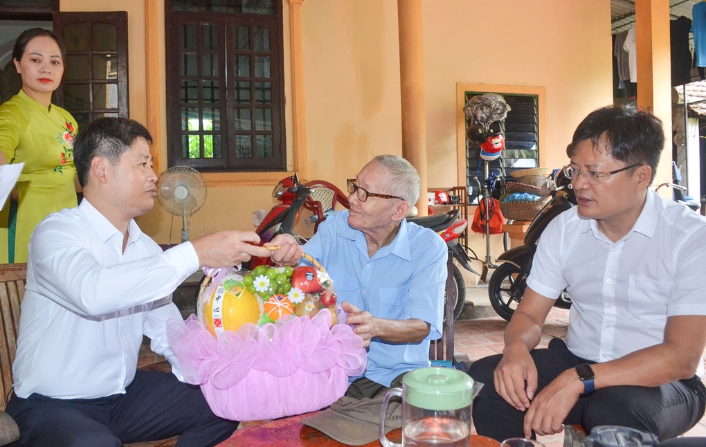 Dâng hương tưởng niệm Bác Hồ, tri ân các nhà báo liệt sĩ - 3 Dâng hương tưởng niệm Bác Hồ, tri ân các nhà báo liệt sĩ - 3