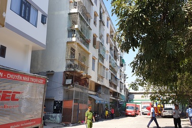 Hình ảnh chung cư nghiêng dọa sập khiến 38 hộ dân “tháo chạy” ngay cận Tết