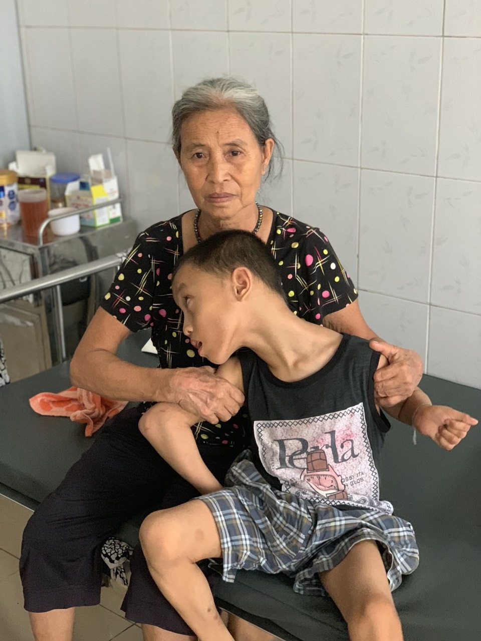 Cụ bà cơ cực xin ăn từng bữa cầm cự nuôi cháu bại não trong viện - 1 Cụ bà cơ cực xin ăn từng bữa cầm cự nuôi cháu bại não trong viện - 1