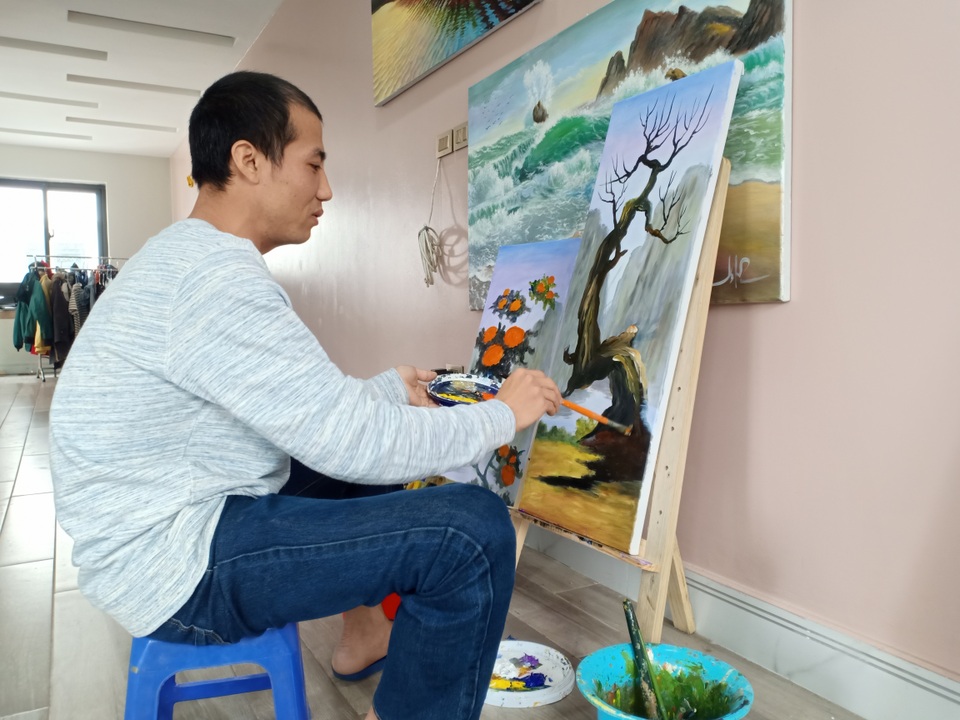 Hà Nội: Thợ vẽ tranh kiếm tiền triệu dịp cận Tết - 1 Hà Nội: Thợ vẽ tranh kiếm tiền triệu dịp cận Tết - 1