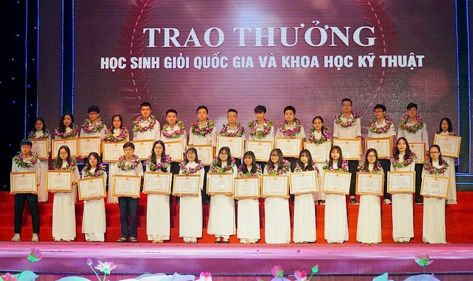 Nghệ An: Luôn tạo điều kiện cho tài năng tiếp tục tỏa sáng - 4 Nghệ An: Luôn tạo điều kiện cho tài năng tiếp tục tỏa sáng - 4
