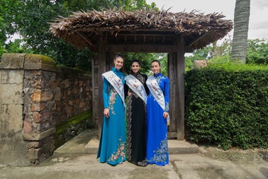 Hoa hậu, Á hậu Áo thăm nhà Đại tướng Võ Nguyên Giáp