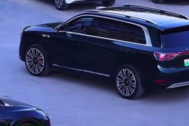 Chiếc Aito M9 tự tìm chỗ đỗ sau khi tài xế đã rời khỏi xe