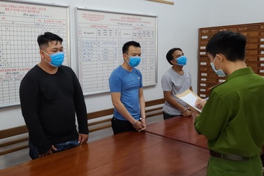 Nhóm côn đồ ngang nhiên cướp cá, đánh các tiểu thương ở cảng