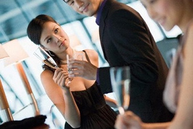 Lỗi tại cô hàng xóm đa tình "rình" lúc chồng tôi... giận vợ