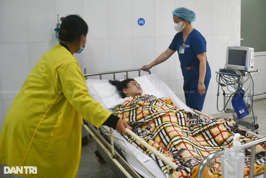 Cô giáo 23 tuổi nguy kịch, cha bán rẫy keo non và vay tiền khắp nơi cứu con - 4 Cô giáo 23 tuổi nguy kịch, cha bán rẫy keo non và vay tiền khắp nơi cứu con - 4