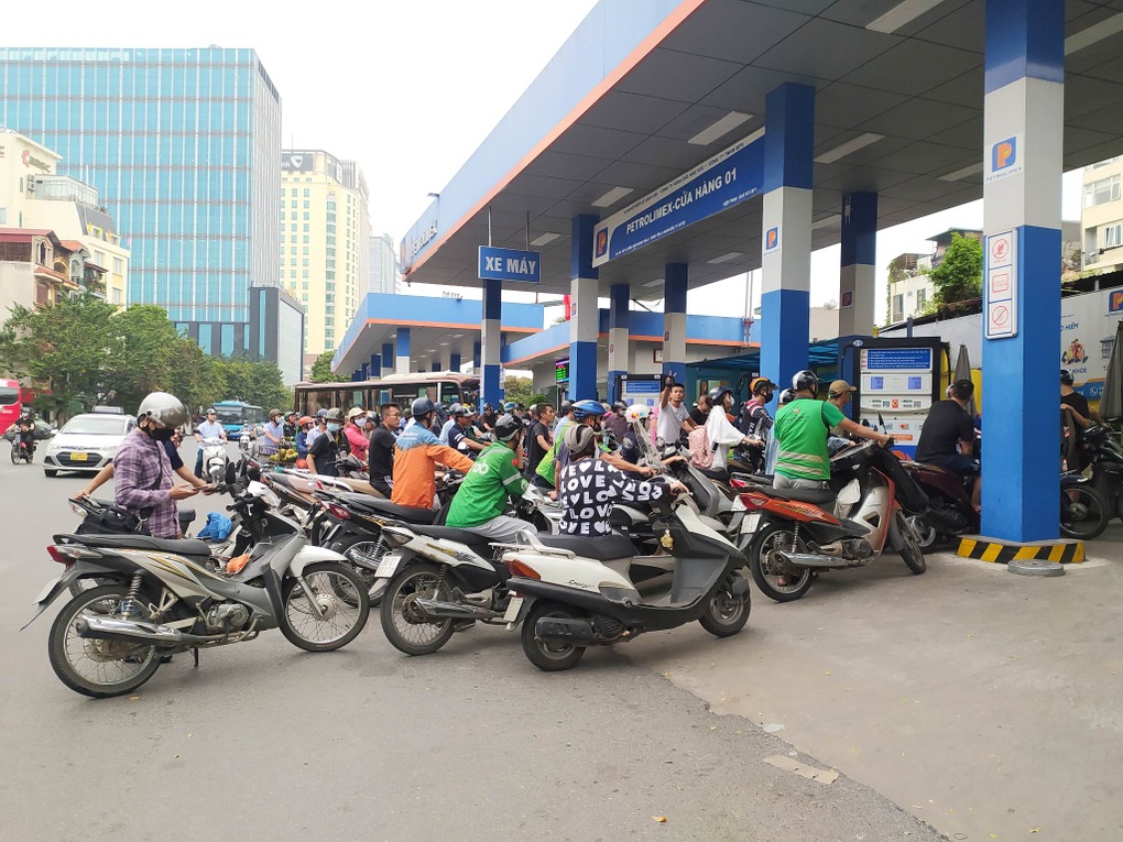 Người Hà Nội mua xăng đóng chai, cảnh báo ôm bom về nhà nếu tích trữ - 2 Người Hà Nội mua xăng đóng chai, cảnh báo ôm bom về nhà nếu tích trữ - 2
