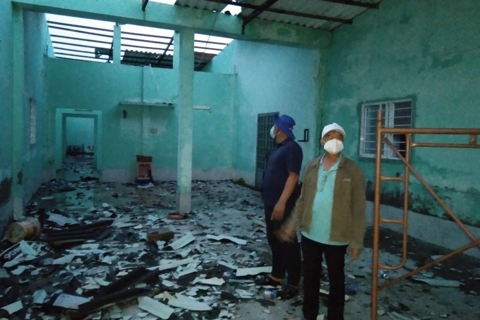 Vòi rồng kinh hãi phá hỏng 100 ngôi nhà, 8 người bị thương - 2 Vòi rồng kinh hãi phá hỏng 100 ngôi nhà, 8 người bị thương - 2