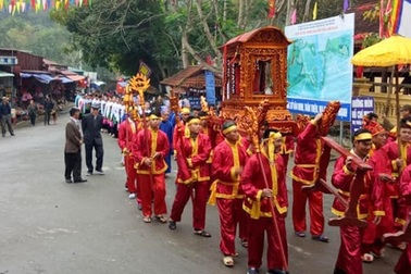 Xem lễ hội khai hạ ở suối cá thần lớn nhất xứ Thanh